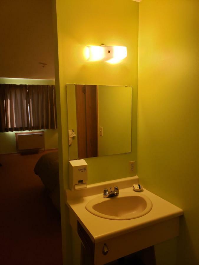 Tower Inn Estevan Экстерьер фото