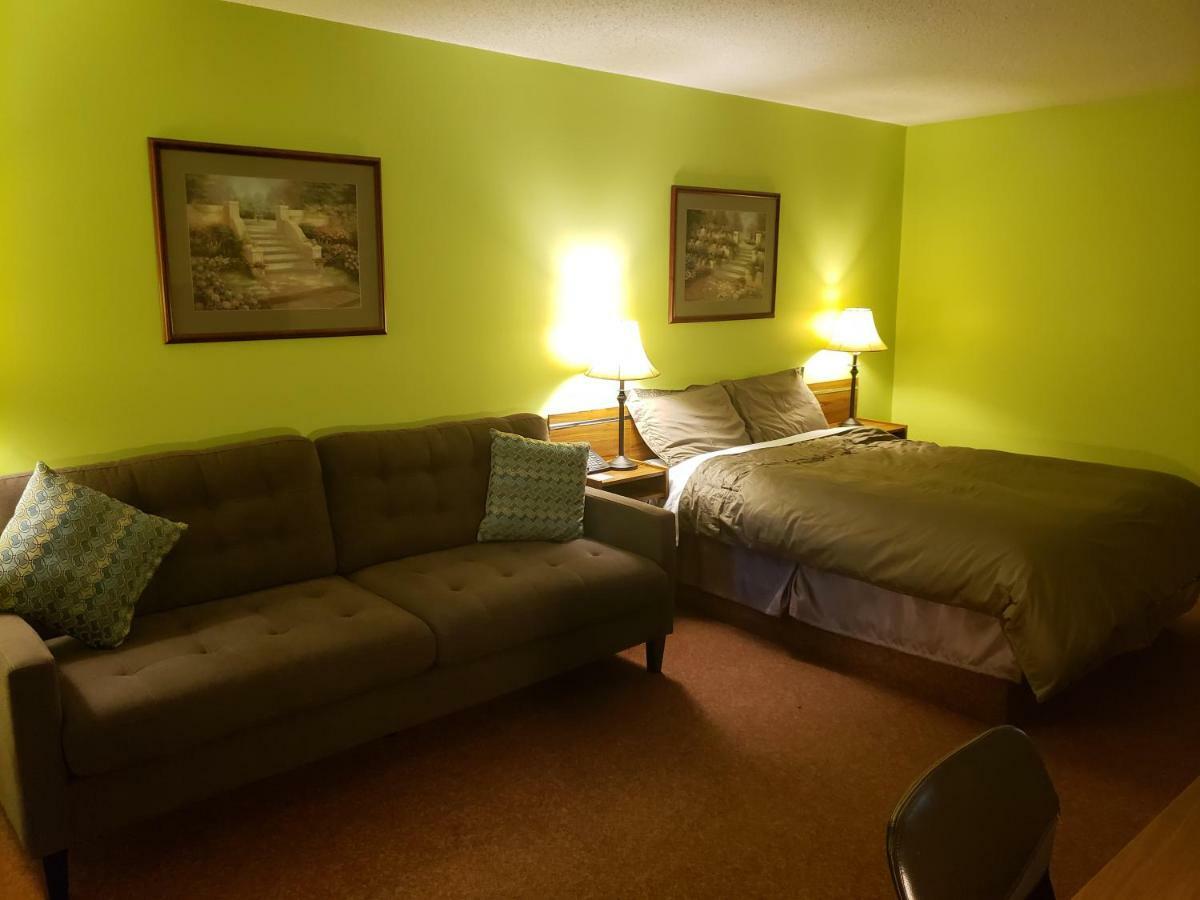 Tower Inn Estevan Экстерьер фото