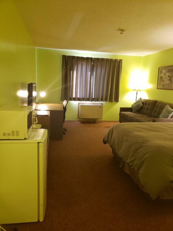 Tower Inn Estevan Экстерьер фото