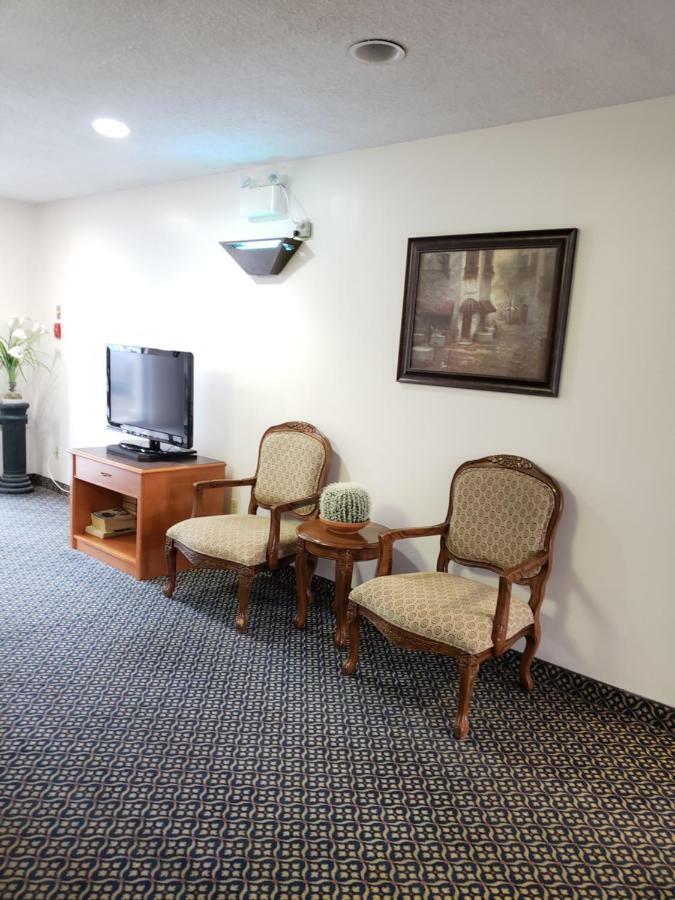 Tower Inn Estevan Экстерьер фото
