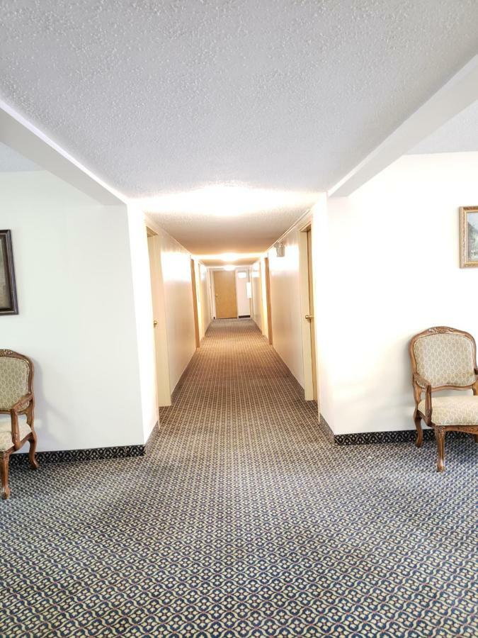 Tower Inn Estevan Экстерьер фото