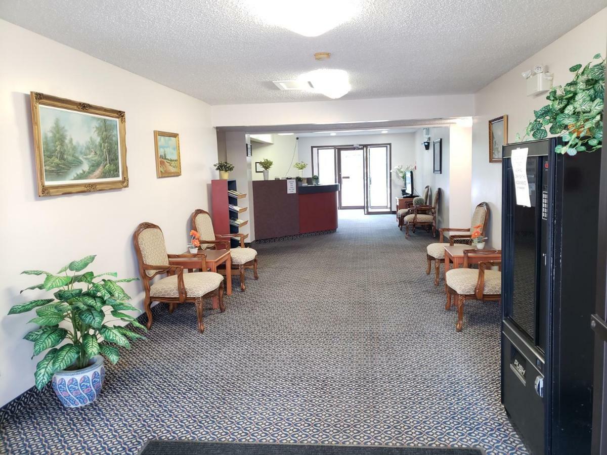 Tower Inn Estevan Экстерьер фото