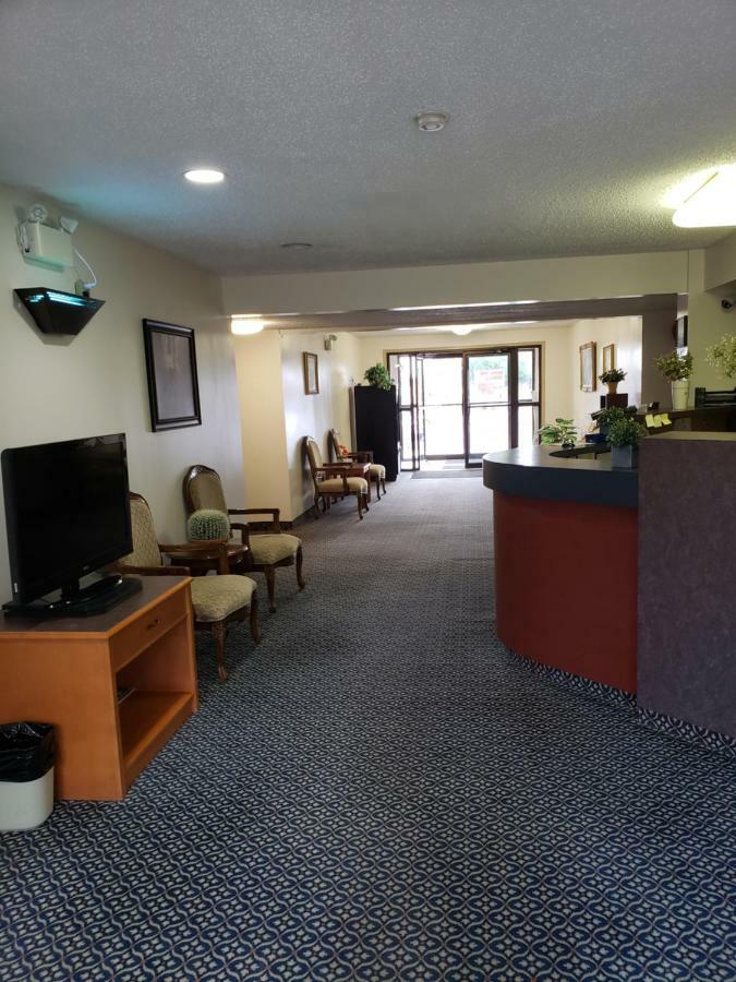 Tower Inn Estevan Экстерьер фото
