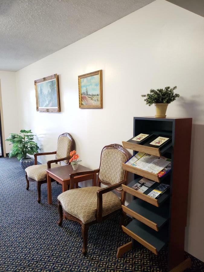 Tower Inn Estevan Экстерьер фото