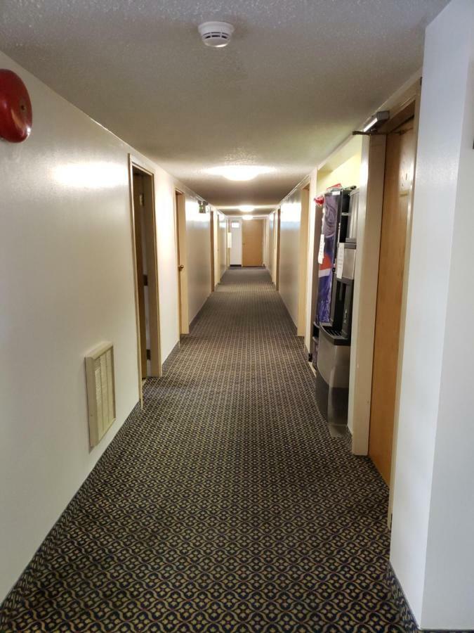Tower Inn Estevan Экстерьер фото